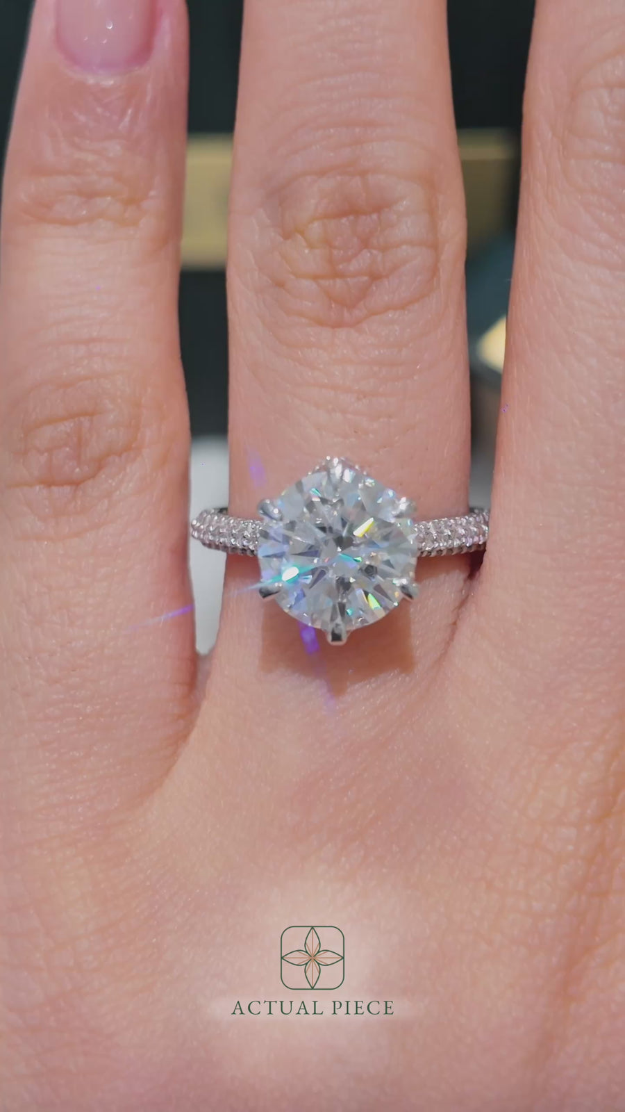 Load and play video in Gallery viewer, LUCCE AZALEA™ Luxe Round 3.00ct CELESTE™ Moissanite Platinum
