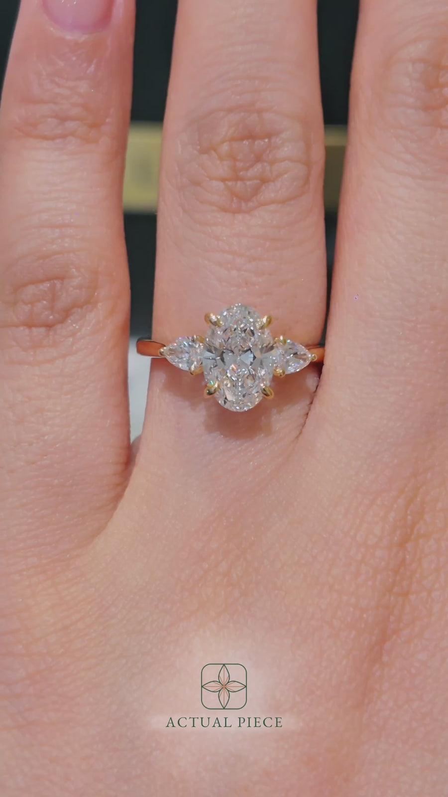 Load and play video in Gallery viewer, Lucce Sophia Oval Luxe Diamond Trilogy Engagement Ring with Pear accents in Yellow Gold
Manila, Philippines


