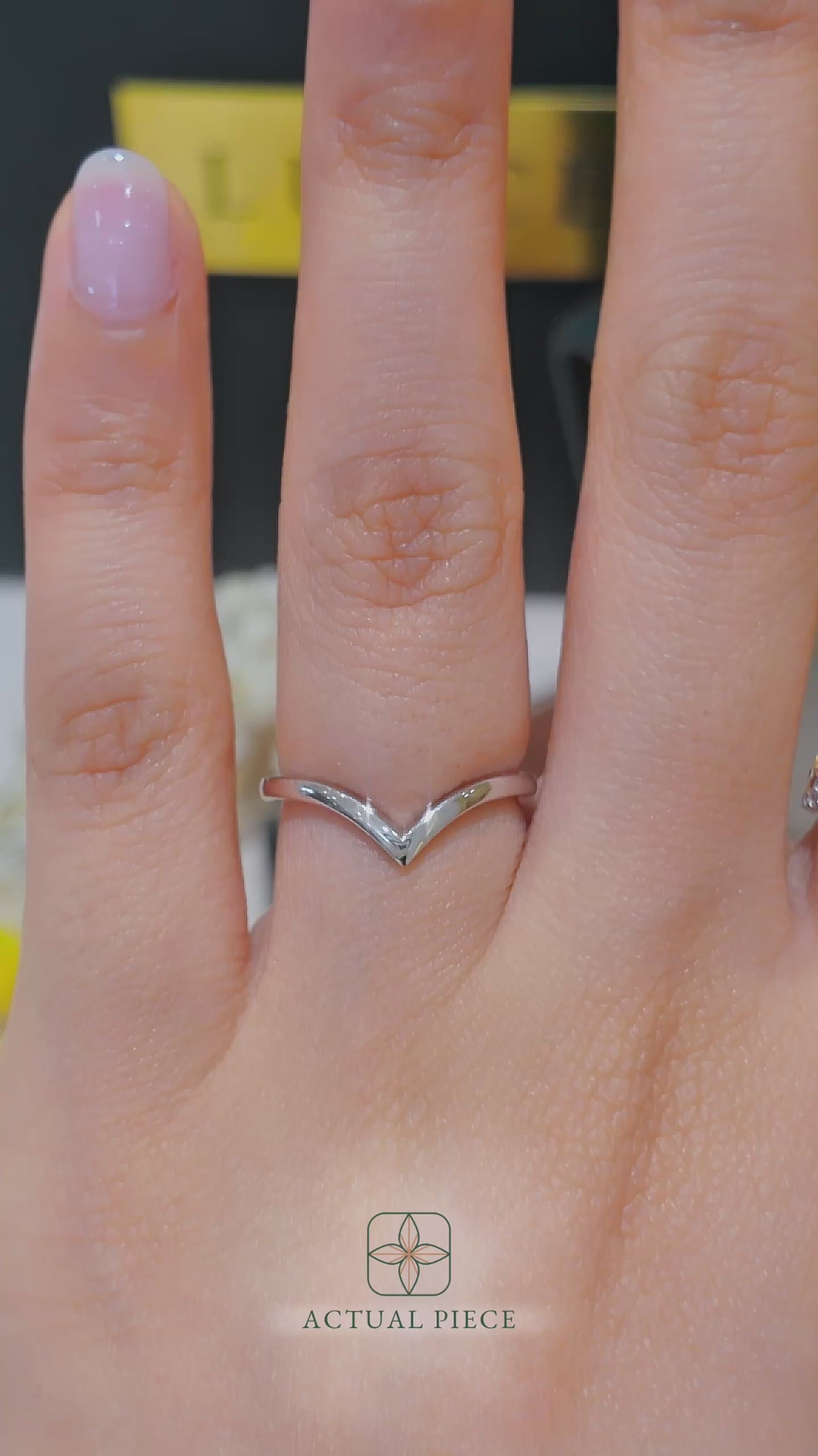 Load and play video in Gallery viewer, LUCCE Chevron Plain band in Gold or Platinum
