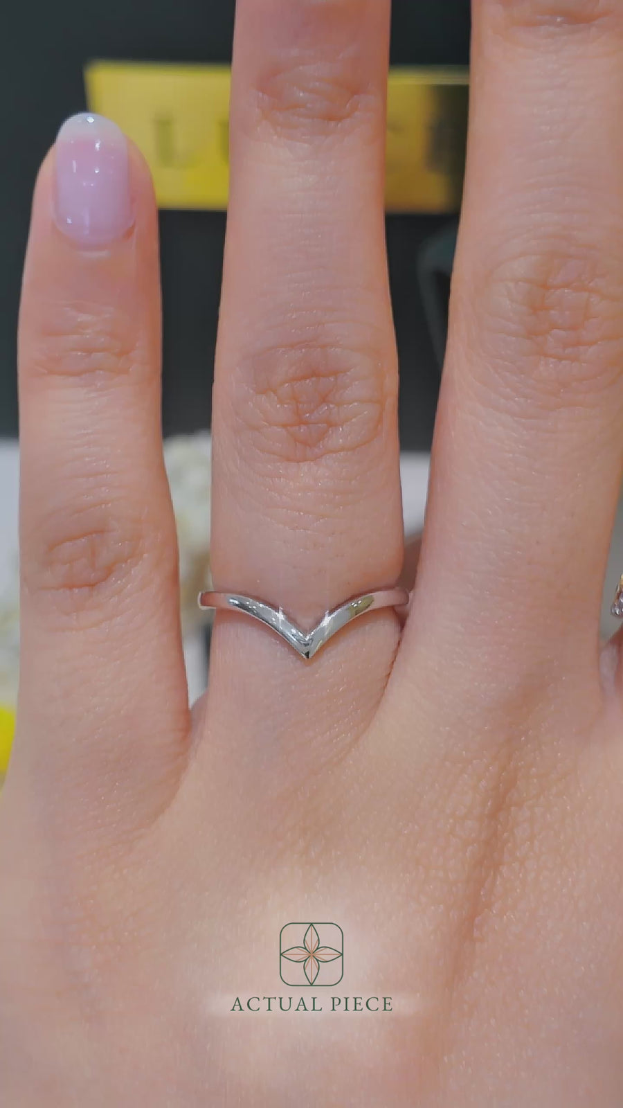 Load and play video in Gallery viewer, LUCCE Chevron Plain band in Gold or Platinum
