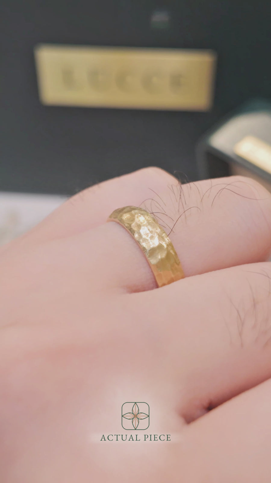 Load and play video in Gallery viewer, LUCCE DAVIO™ Brushed 4mm 14K Yellow Gold
