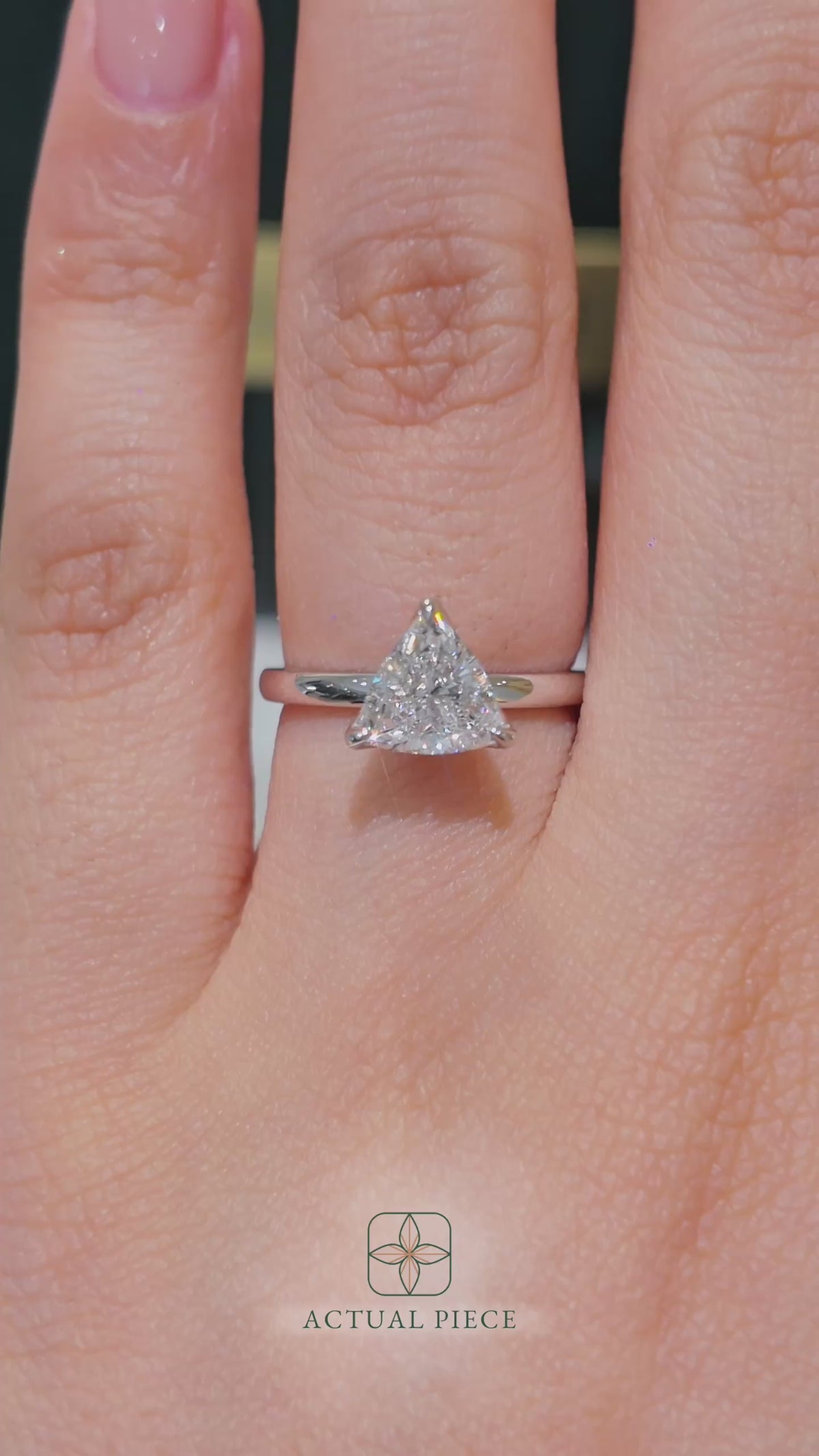 Load and play video in Gallery viewer, LUCCE LUCIA™ Halo Trillion Lab Diamond 1.04ct E VVS2 GIA Platinum
