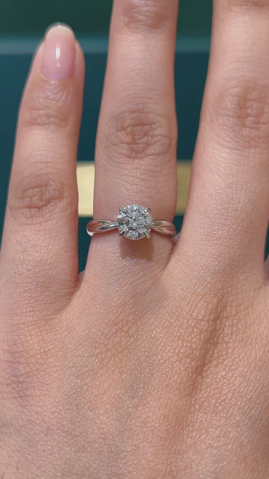 Load and play video in Gallery viewer, LUCCE FIORE™ Solitaire Round 1.00ct CELESTE™ Moissanite 14K White Gold
