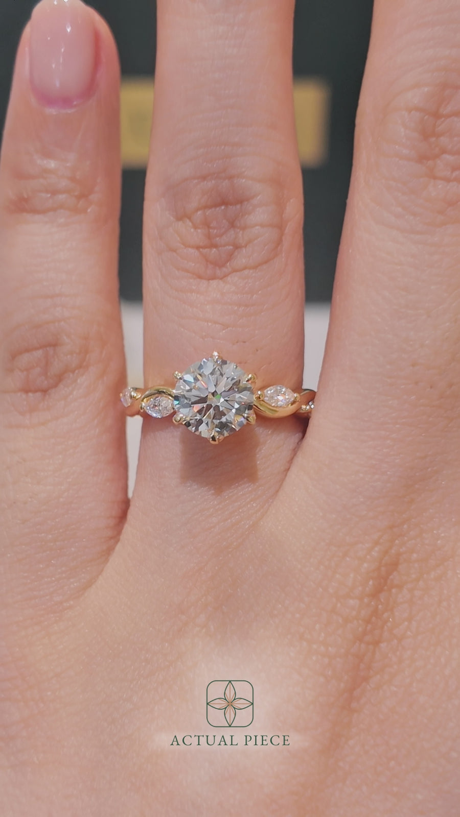Load and play video in Gallery viewer, LUCCE CONSTANCE™ Petal Round Diamond
