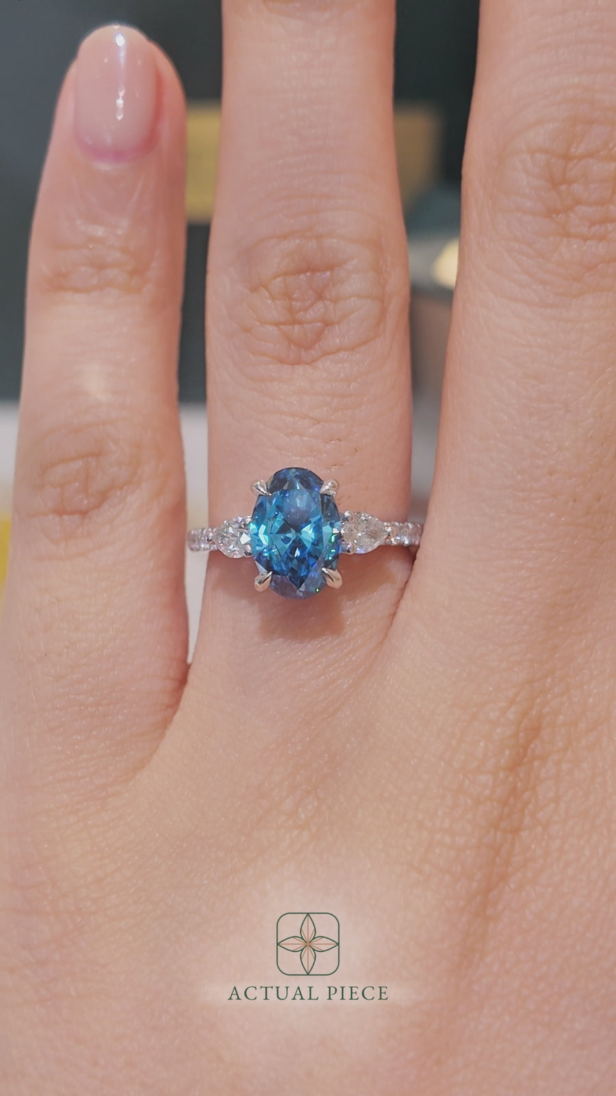 Load and play video in Gallery viewer, LUCCE SOPHIA™ Pavé Oval OCEAN™ Blue Lab Diamond 1.70ct Fancy Vivid Blue VS1 Ex IGI Platinum
