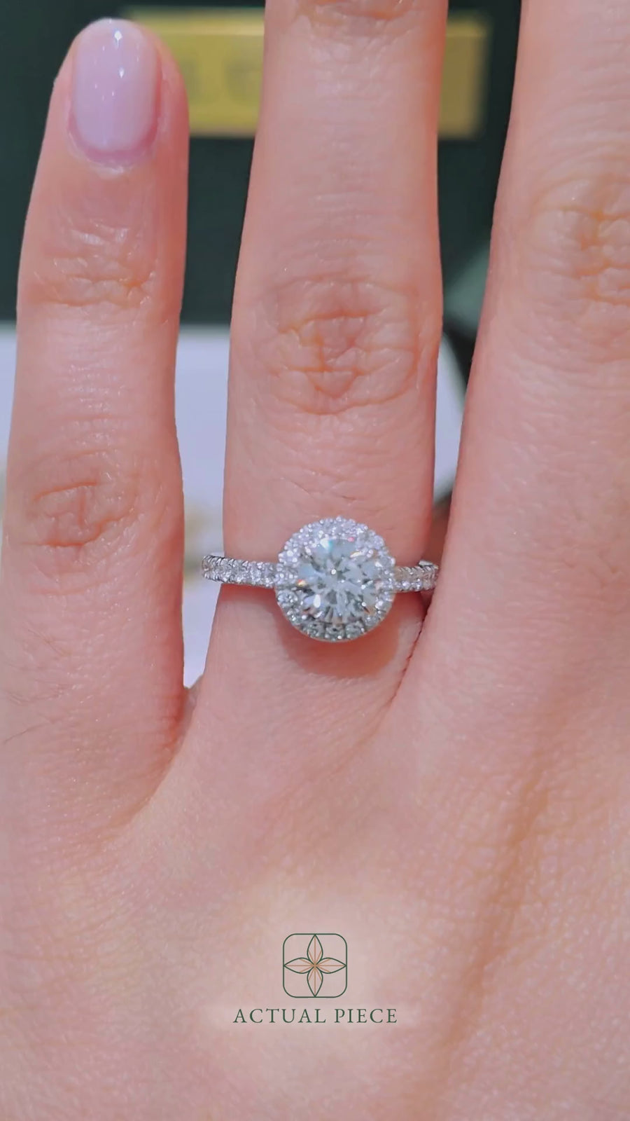Load and play video in Gallery viewer, LUCCE MONTEVALLE™ Round Lab Diamond 0.82ct D VS1 ld IGI 14K White Gold
