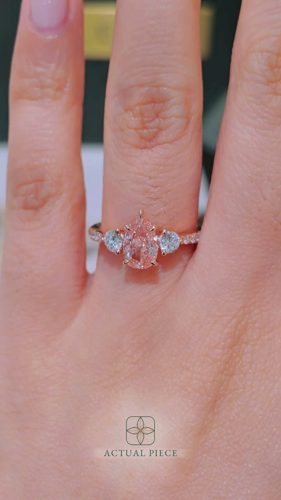 Load and play video in Gallery viewer, LUCCE SOPHIA™ Siena Pear ROSÉ™ Pink Lab Diamond 3.15ct FVP VVS2 IGI 18K Rose Gold
