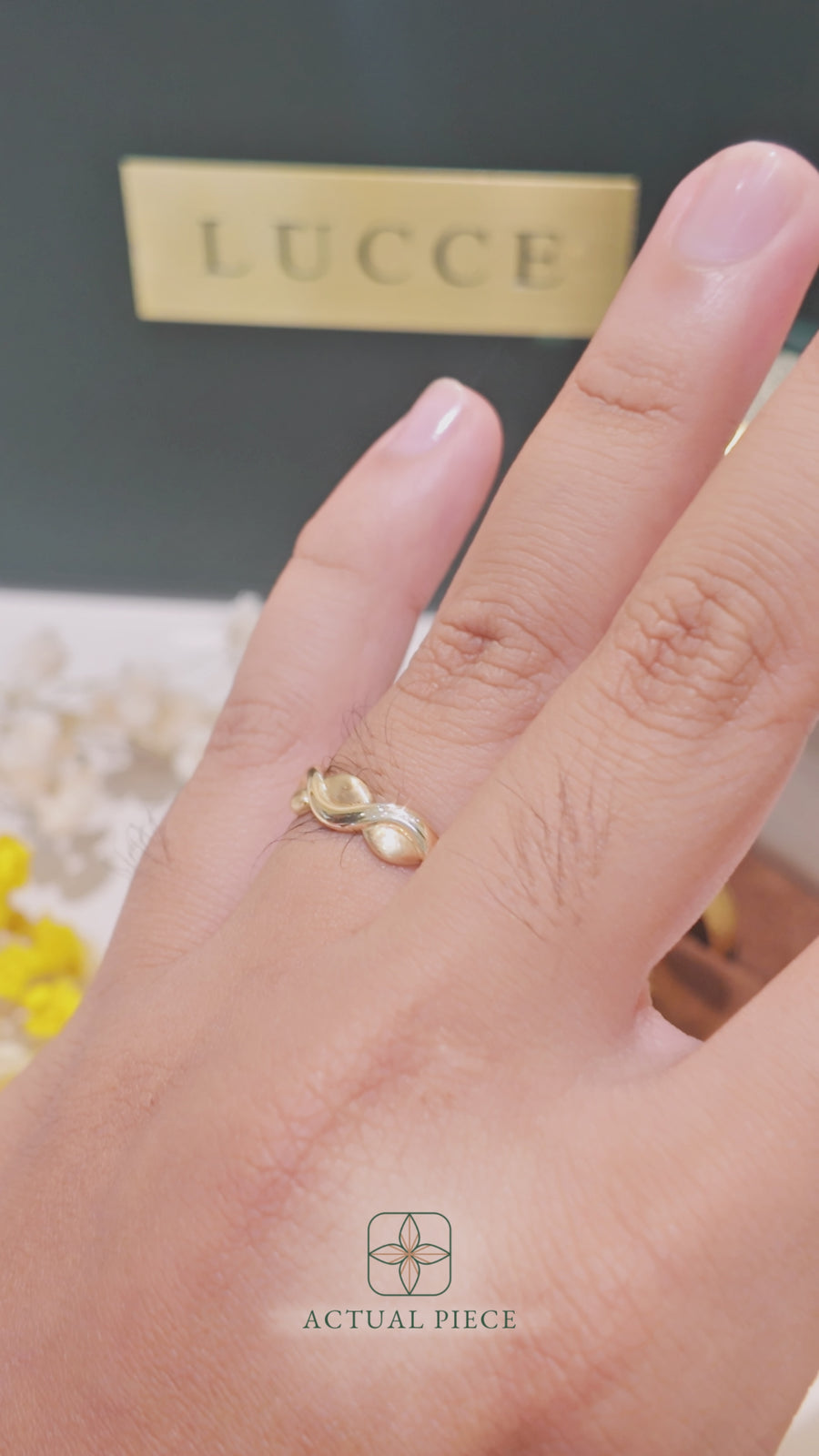 Load and play video in Gallery viewer, LUCCE Carved Intertwined Marquise Texture with Polished Finish Unisex Wedding Ring in Gold or Platinum
