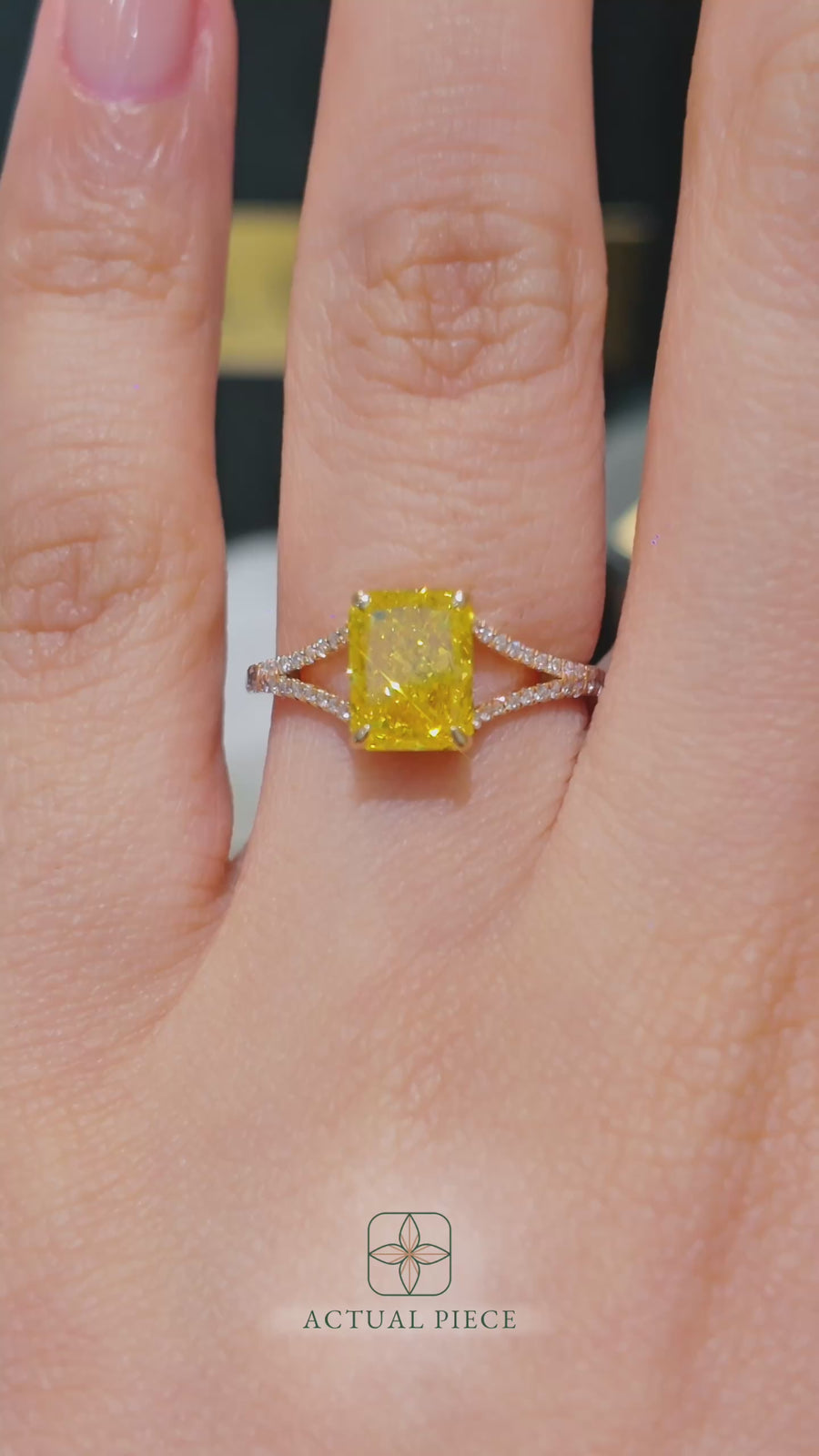 Load and play video in Gallery viewer, LUCCE LARA™ Radiant Sunburst™ Lab Diamond 1.46ct Fancy Vivid Yellow VVS2 IGI 18K Yellow Gold
