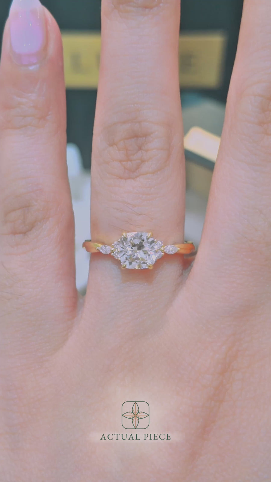 Load and play video in Gallery viewer, LUCCE ALESSA™ Cushion Lab Diamond 1.05ct E VVS2 IGI 18K Yellow Gold
