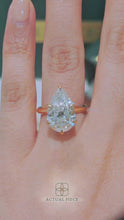 Load and play video in Gallery viewer, LUCCE ECUADORIAN™ Pear Lab Diamond 5.19ct F VVS2 18K Yellow Gold
