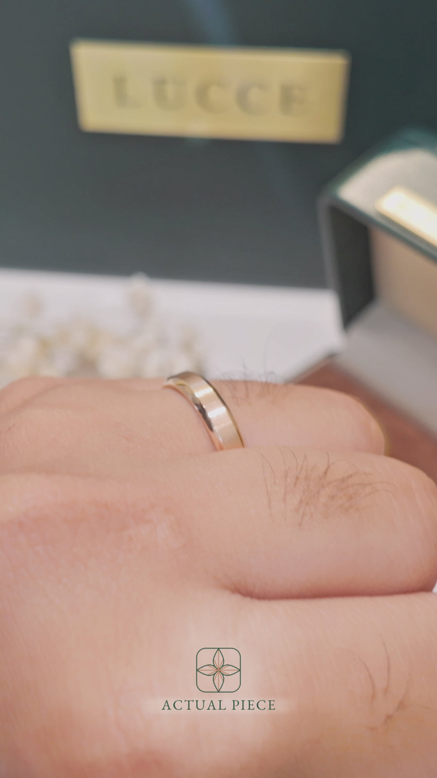 Load and play video in Gallery viewer, LUCCE Simple Bevel Edged Unisex Wedding Ring with Brushed and Polished Finish in Gold or Platinum
