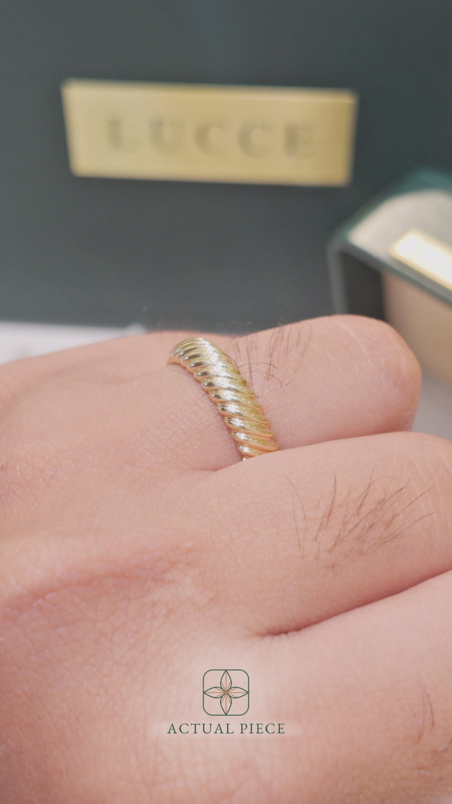 Load and play video in Gallery viewer, LUCCE Carved Woven Texture with Polished Unisex Wedding Ring in Gold or Platinum
