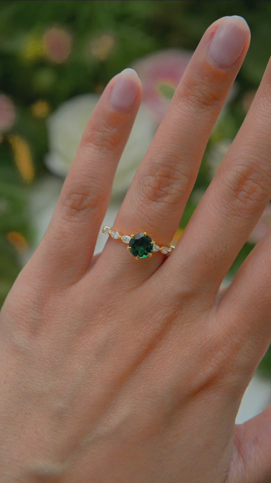 Load and play video in Gallery viewer, LUCCE MARCHESA™ Round AURORA™ Green Emerald 1.00ct 14K Yellow Gold
