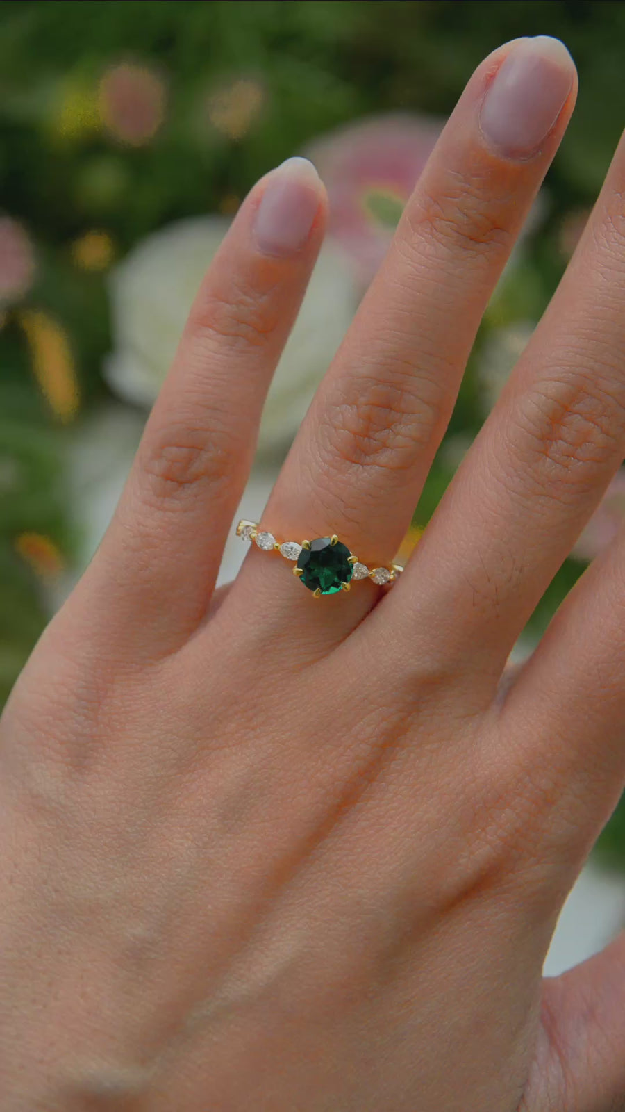 Load and play video in Gallery viewer, LUCCE MARCHESA™ Round AURORA™ Green Emerald 1.00ct 14K Yellow Gold
