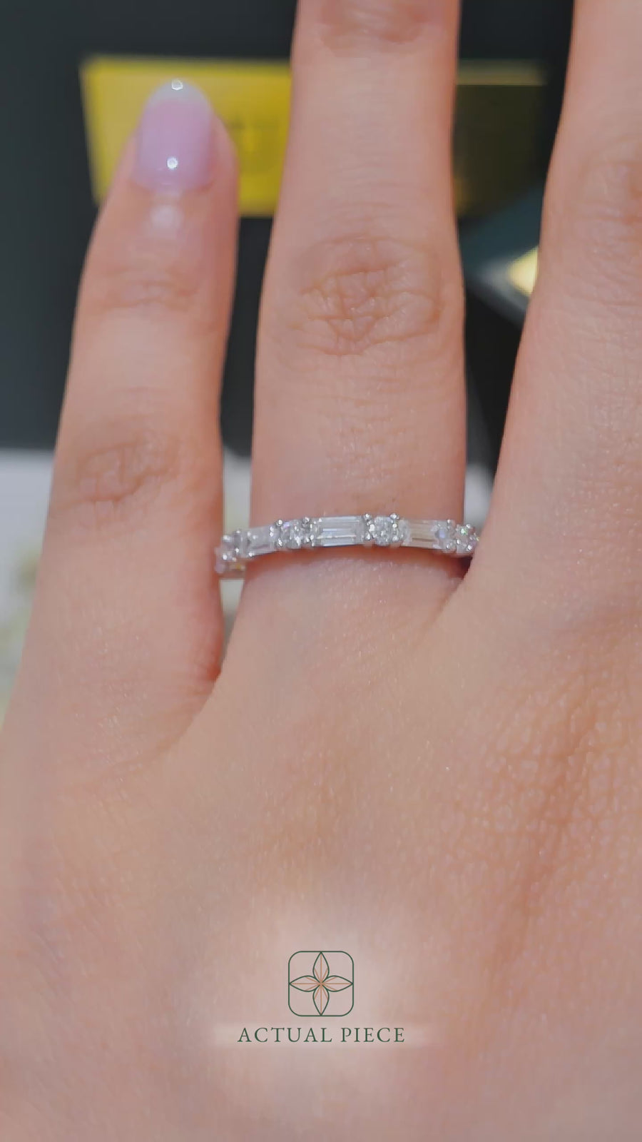 Load and play video in Gallery viewer, LUCCE DELLA™ 0.82ctw Lab Diamond 14K White Gold
