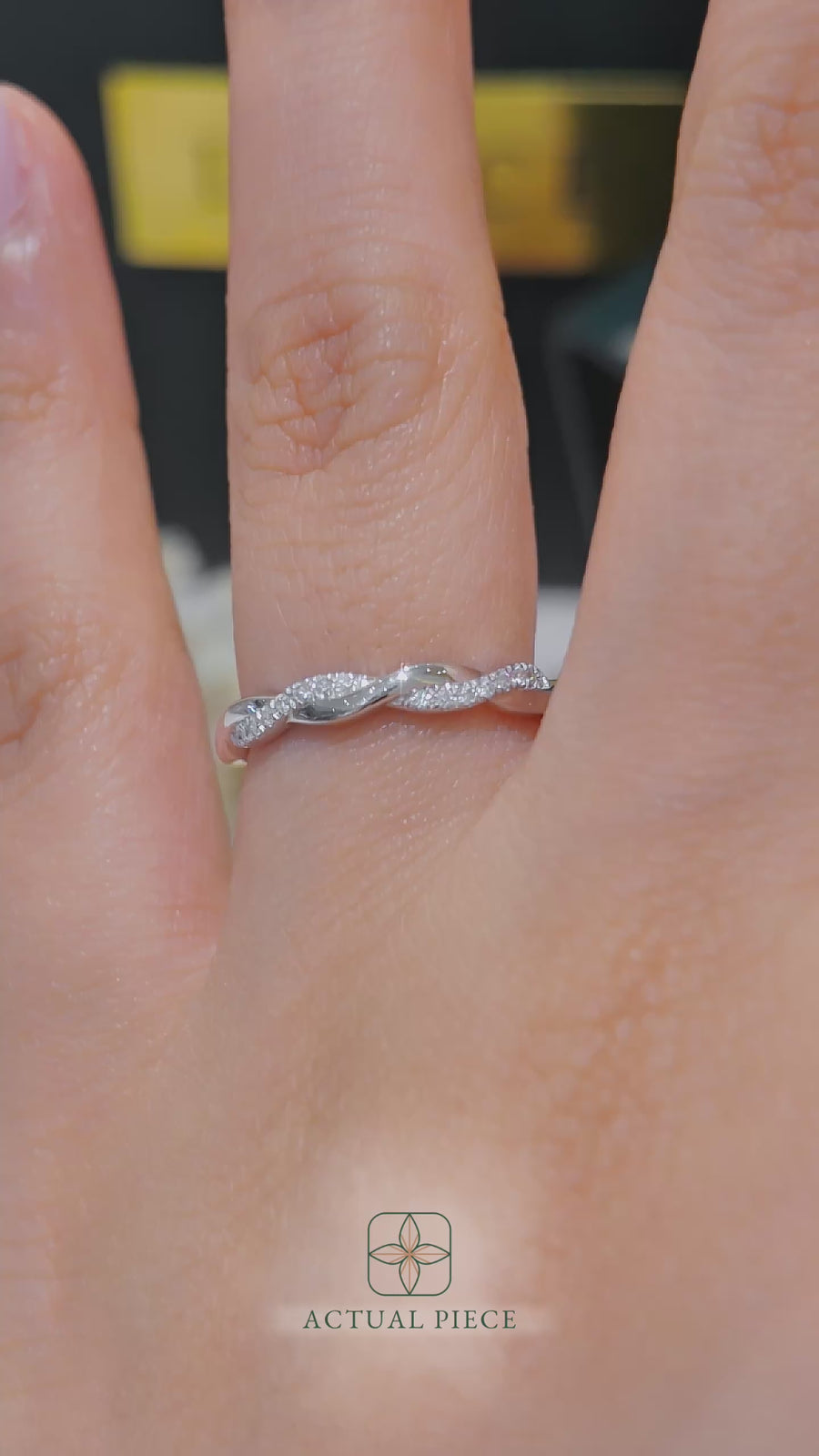 Load and play video in Gallery viewer, LUCCE Half Eternity Intertwined Vines with Diamond Pave on Gold or Platinum
