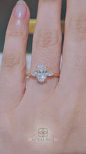 Load and play video in Gallery viewer, LUCCE SOPHIA™ Oval Lab Diamond 1.01ct D VVS2 IGI 14K Yellow Gold
