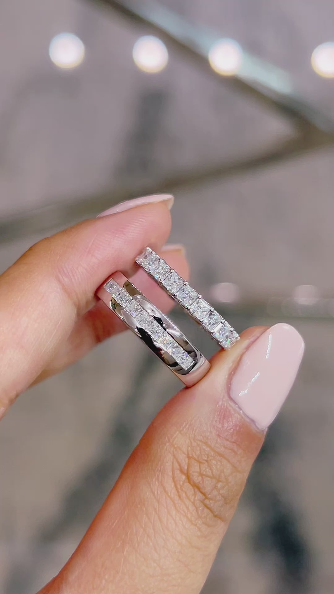 Load and play video in Gallery viewer, LUCCE Semi-Domed Unisex Wedding Ring with Princess Cut Diamonds on Gold or Platinum
