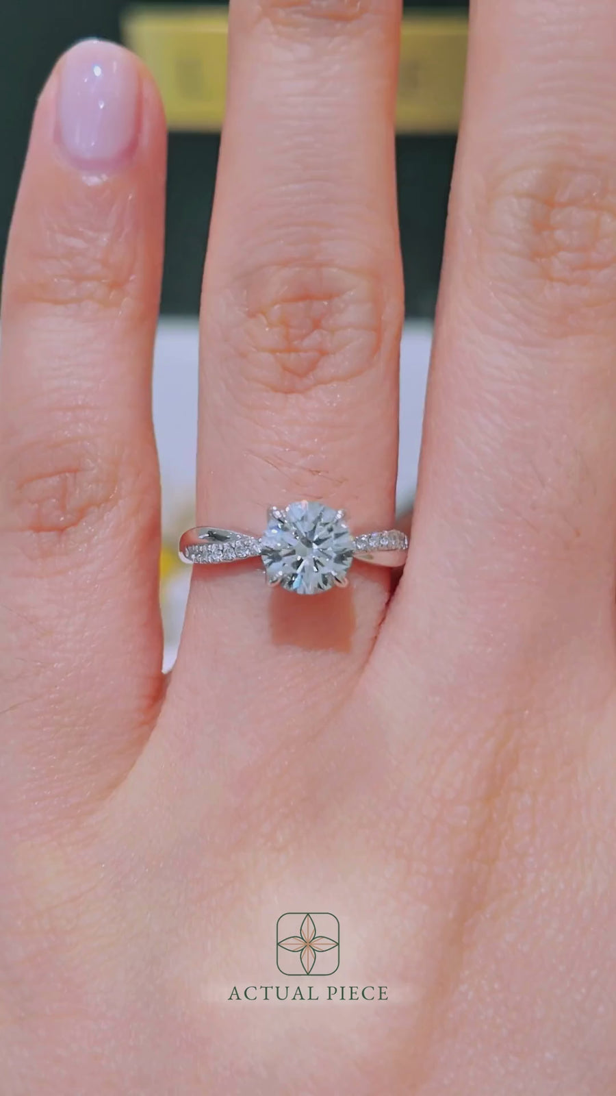 Load and play video in Gallery viewer, LUCCE FIORE™ Round Lab Diamond 1.01ct D VS1 Id IGI 14K White Gold
