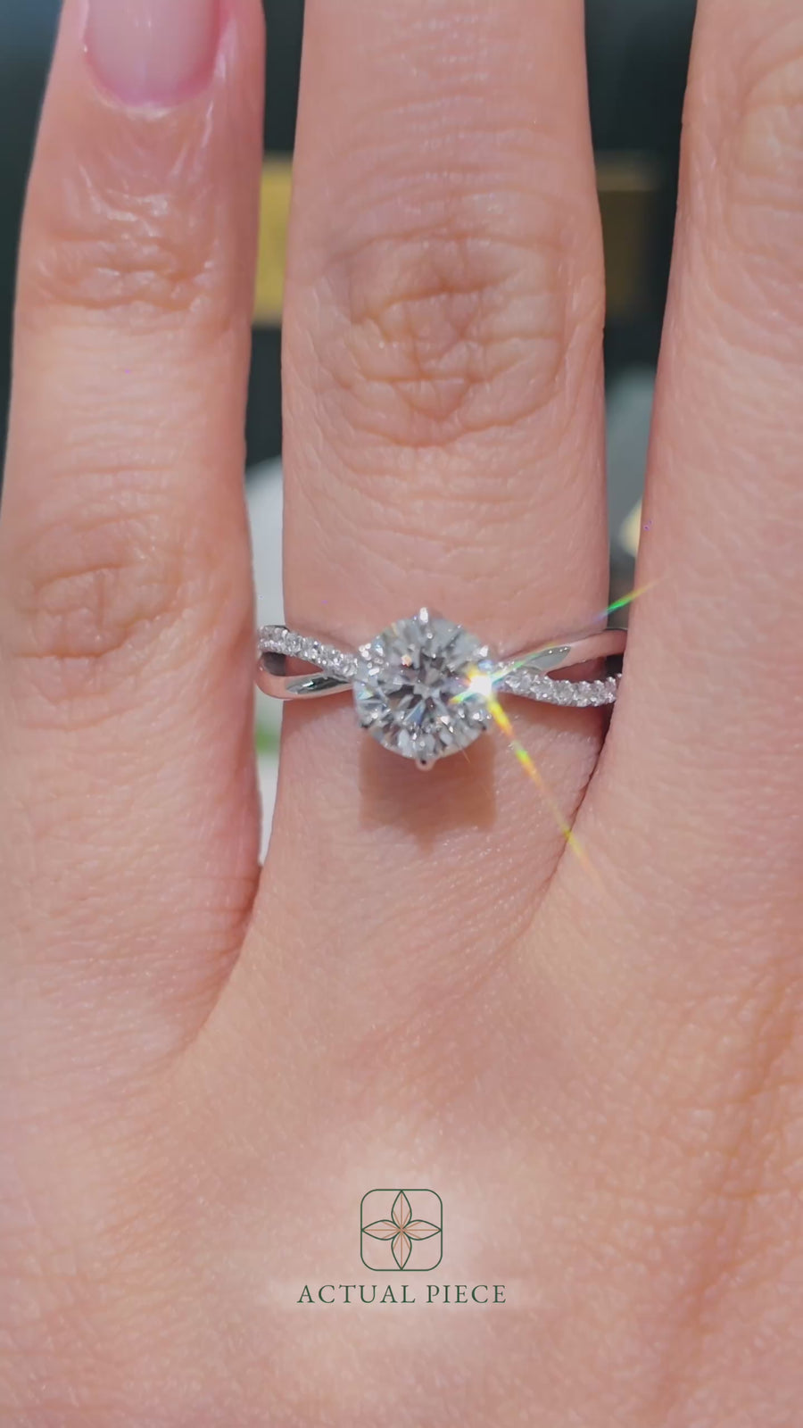 Load and play video in Gallery viewer, LUCCE FIORE™ Sei Round Lab Diamond 1.06ct D VVS2 Id IGI Platinum
