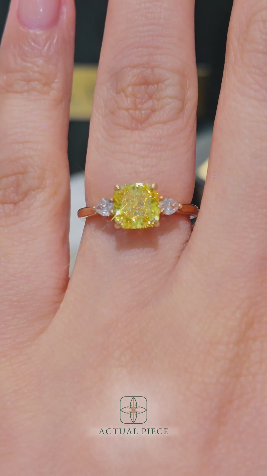 Load and play video in Gallery viewer, LUCCE SOPHIA™ Cushion SUNBURST™ Lab Diamond 1.41ct FVY VS1 Ex IGI 18K Yellow Gold
