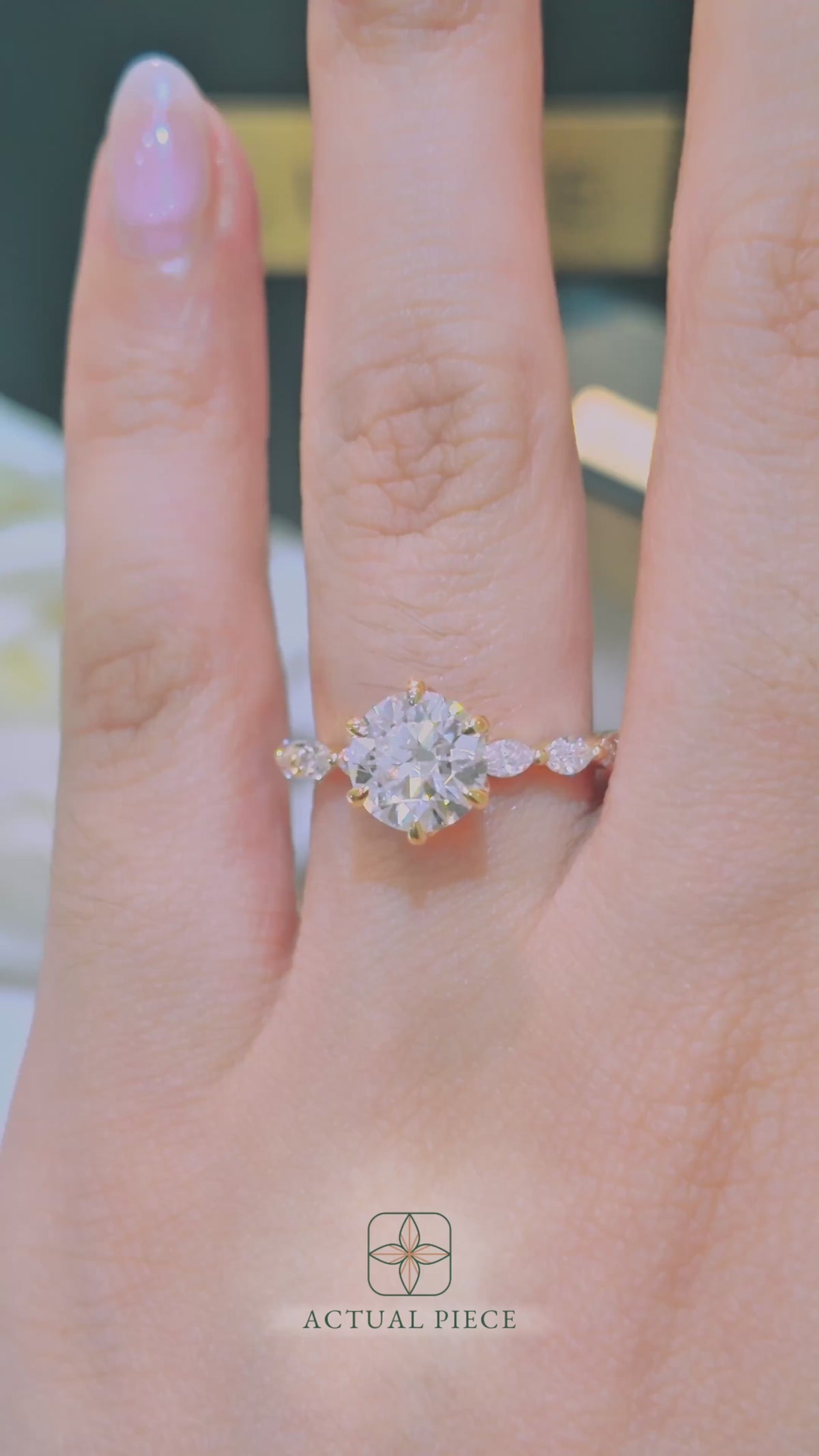 Load and play video in Gallery viewer, LUCCE MARCHESA™ Round CELESTE™ Moissanite 1.06ct 14K Yellow Gold
