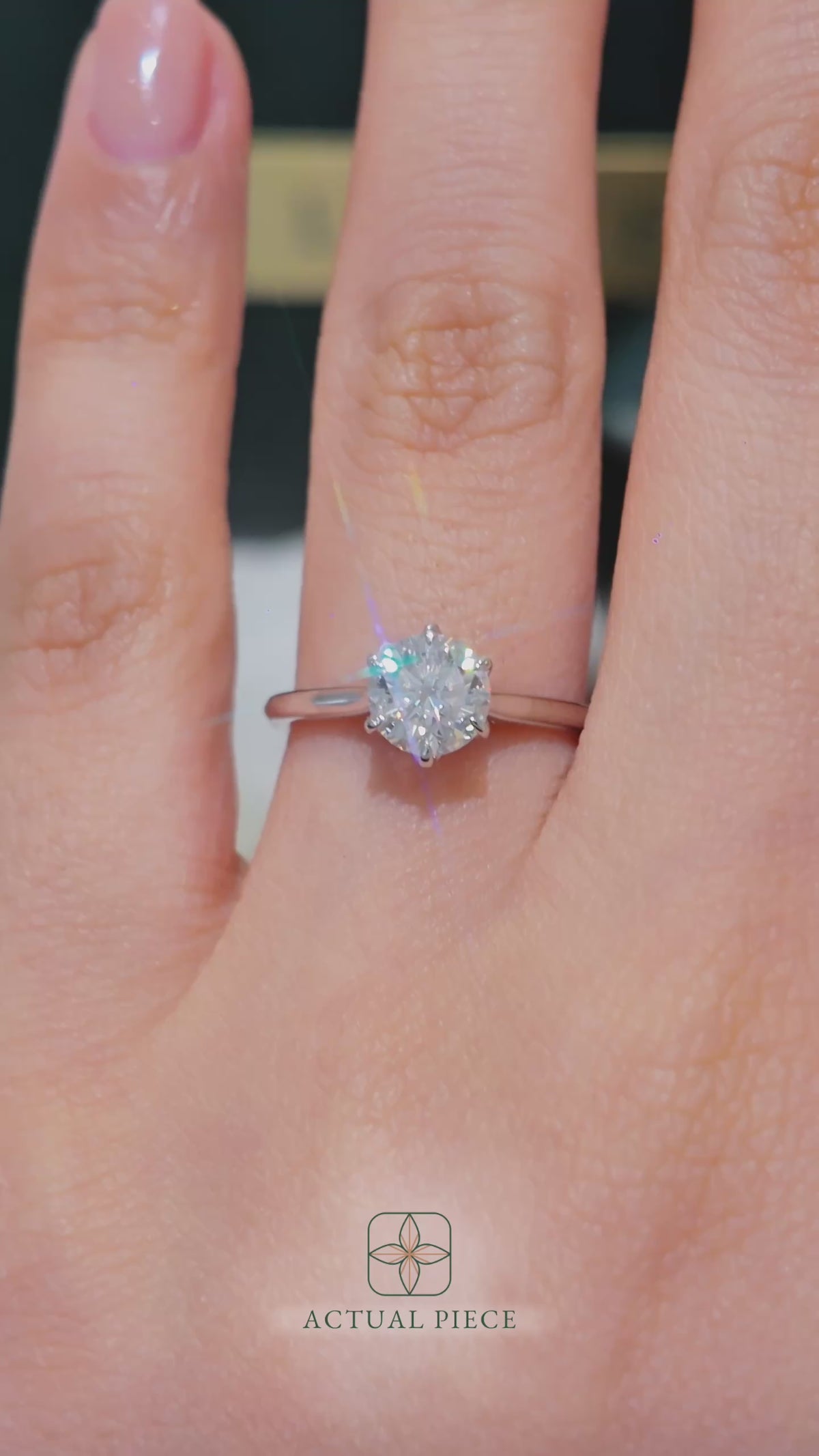 Load and play video in Gallery viewer, LUCCE AZALEA™ Round Lab Diamond 1.02ct D VS1 Id IGI 18K White Gold
