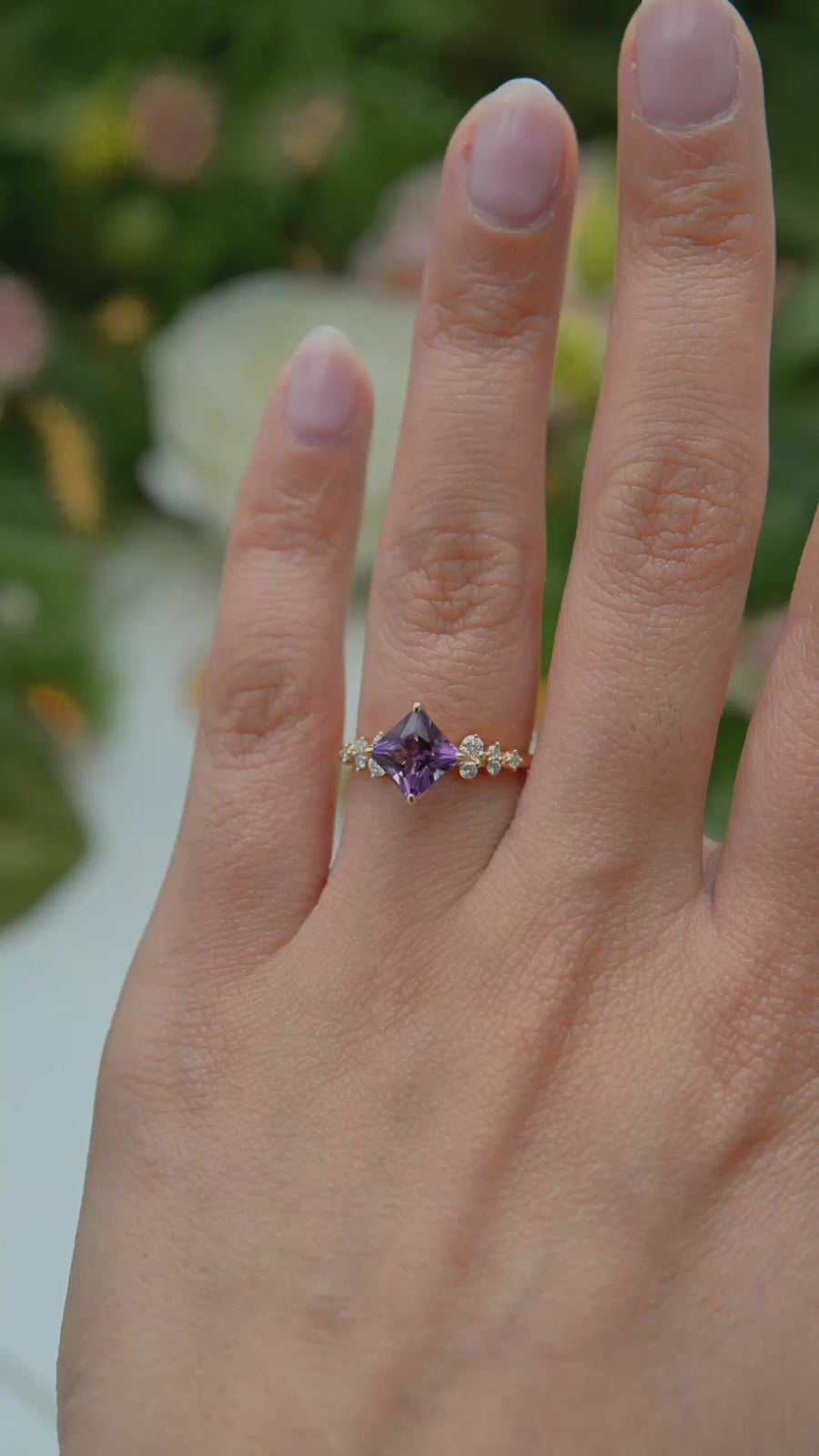 Load and play video in Gallery viewer, LUCCE ELLIA™ Princess AURORA™ Purple Amethyst 1.00ct 14K Yellow Gold
