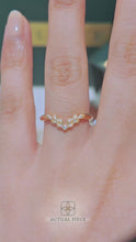 Load and play video in Gallery viewer, LUCCE ECUADORIAN™ Fili Chevron 1.50mm Natural Diamond 0.01ctw 18K Yellow Gold
