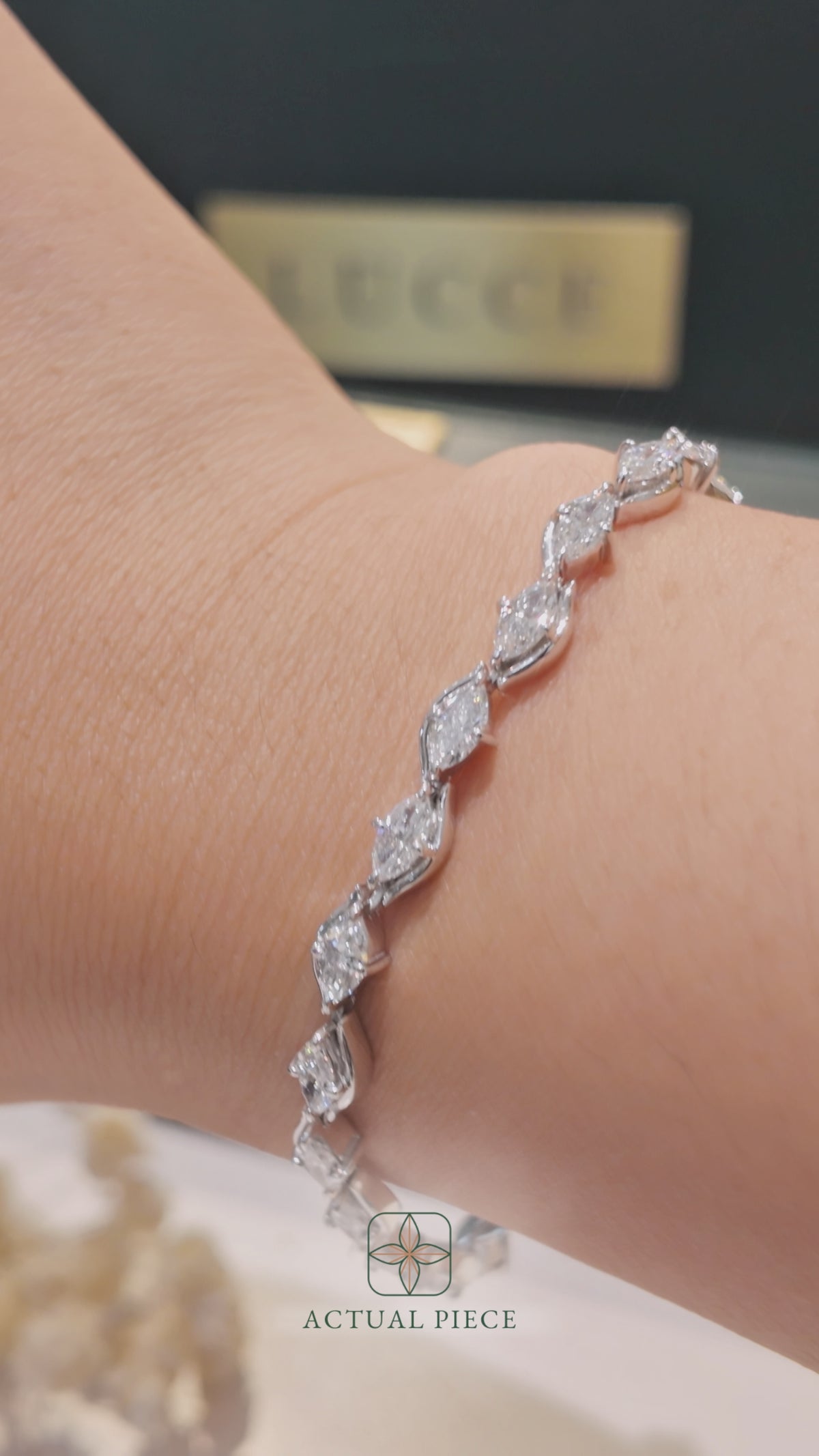 Load and play video in Gallery viewer, LUCCE CONSTANCE™ Tennis Bracelet Diamond
