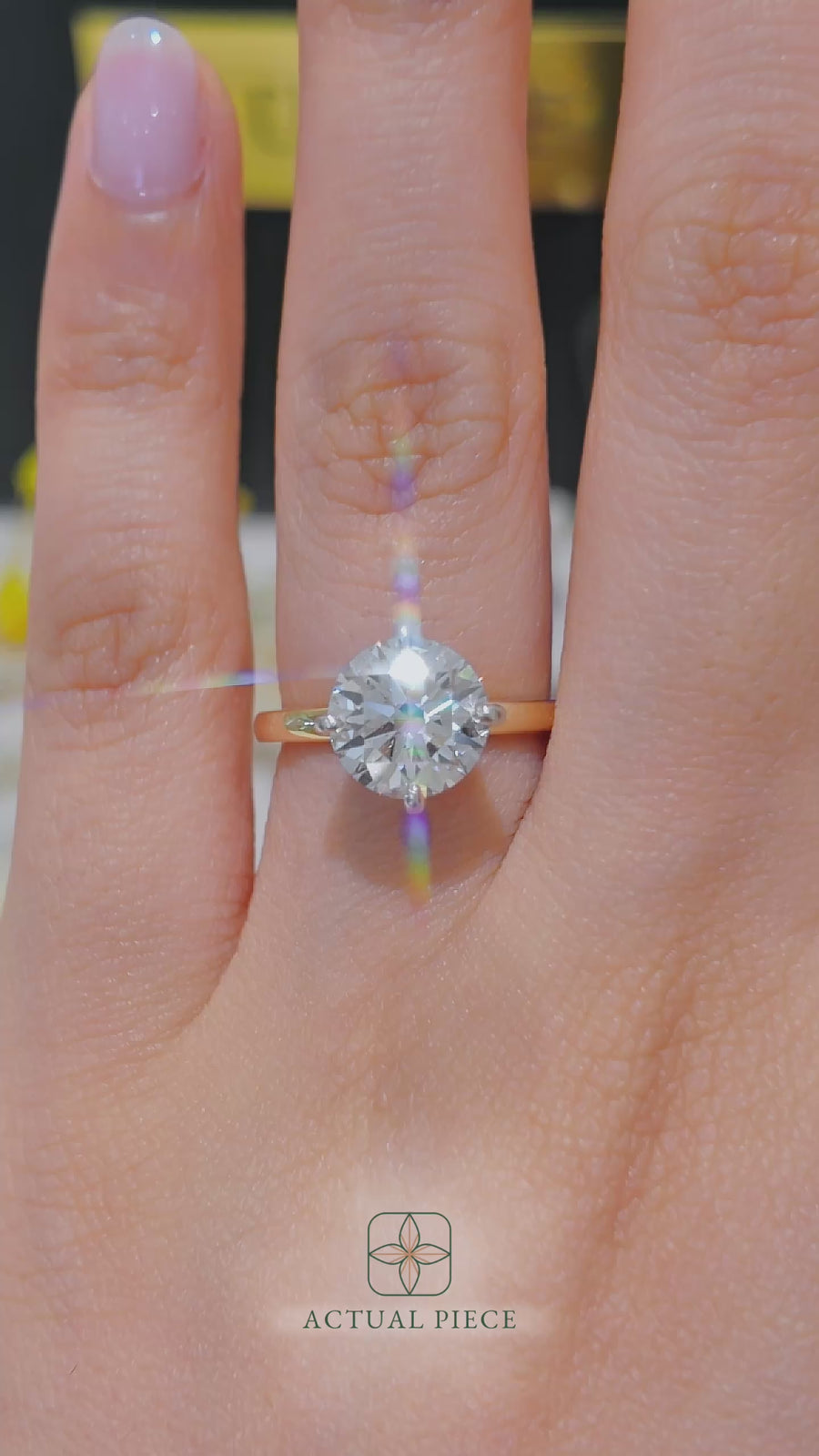 Load and play video in Gallery viewer, LUCCE Round cut Solitaire Diamond Ring with Petal Prongs Hight Setting Engagement Ring in Gold or Platinum 
