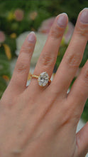 Load and play video in Gallery viewer, LUCCE ECUADORIAN™ Fili Oval Lab Diamond 4.08ct D VS1 IGI 18K Yellow Gold
