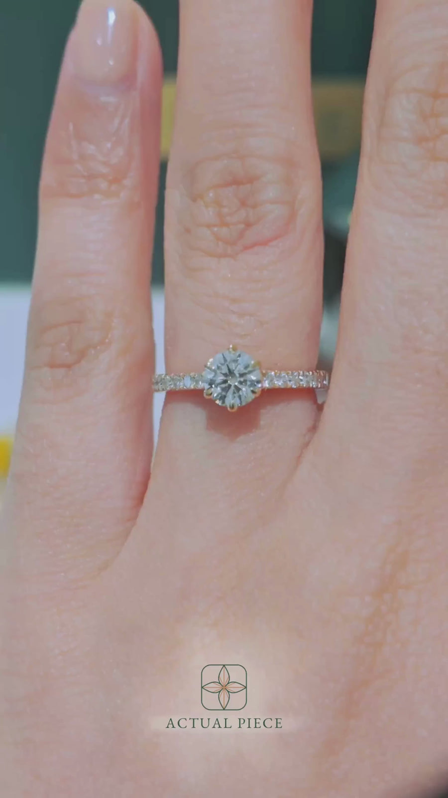 Load and play video in Gallery viewer, LUCCE AZALEA™ Pavé Round Lab Diamond 0.51ct D VVS2 Id IGI 14K Yellow Gold
