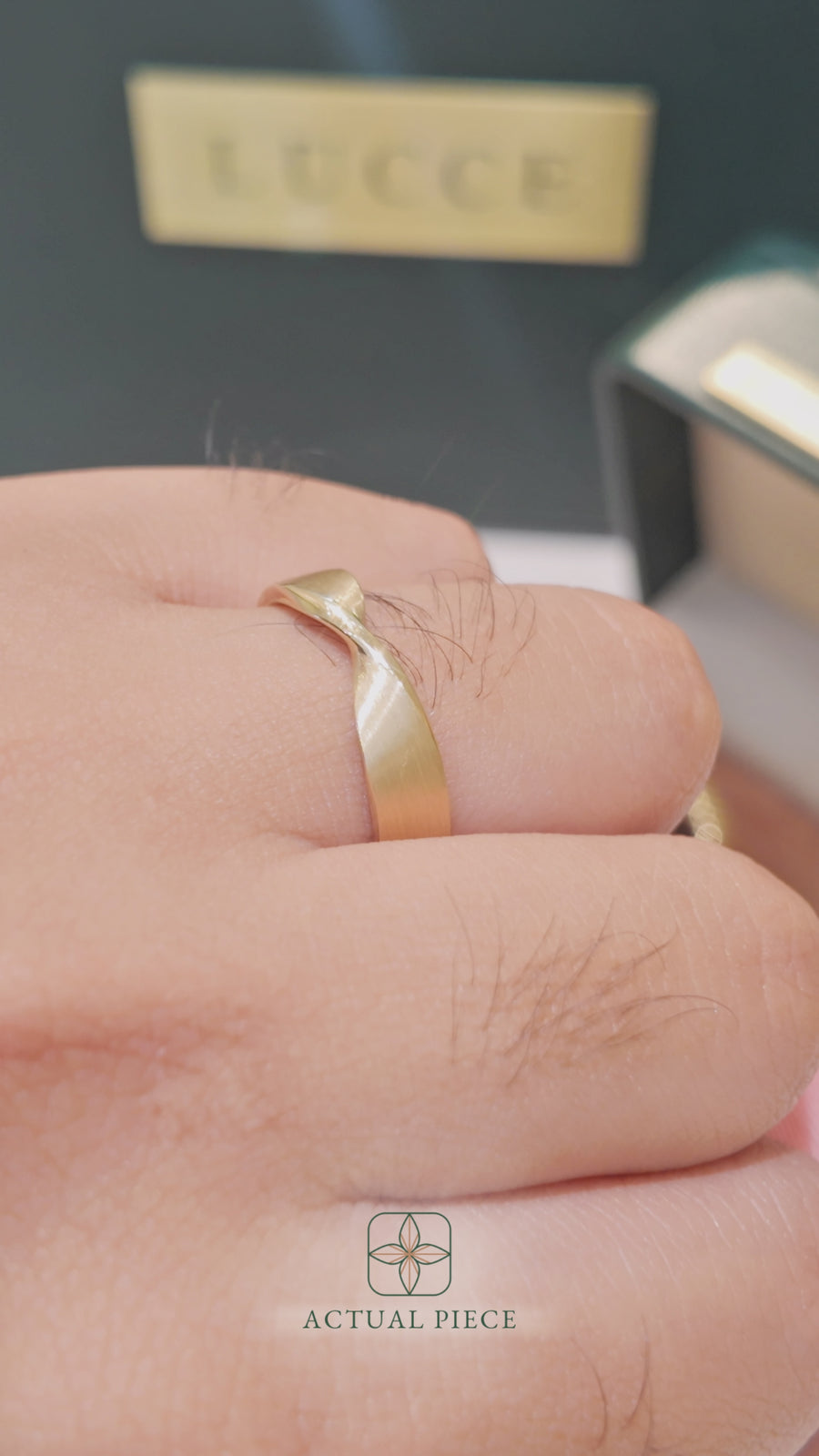 Load and play video in Gallery viewer, LUCCE ESSO™ Brushed 5mm 14K Yellow Gold
