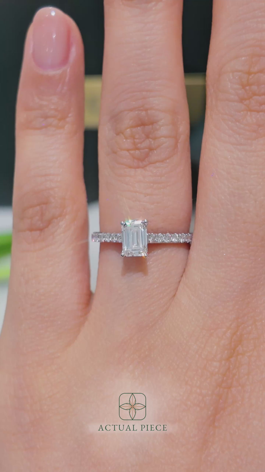 Load and play video in Gallery viewer, LUCCE FIRENZE™ Pavé Emerald Natural Diamond 0.61ct E VVS2 GIA 18K White Gold
