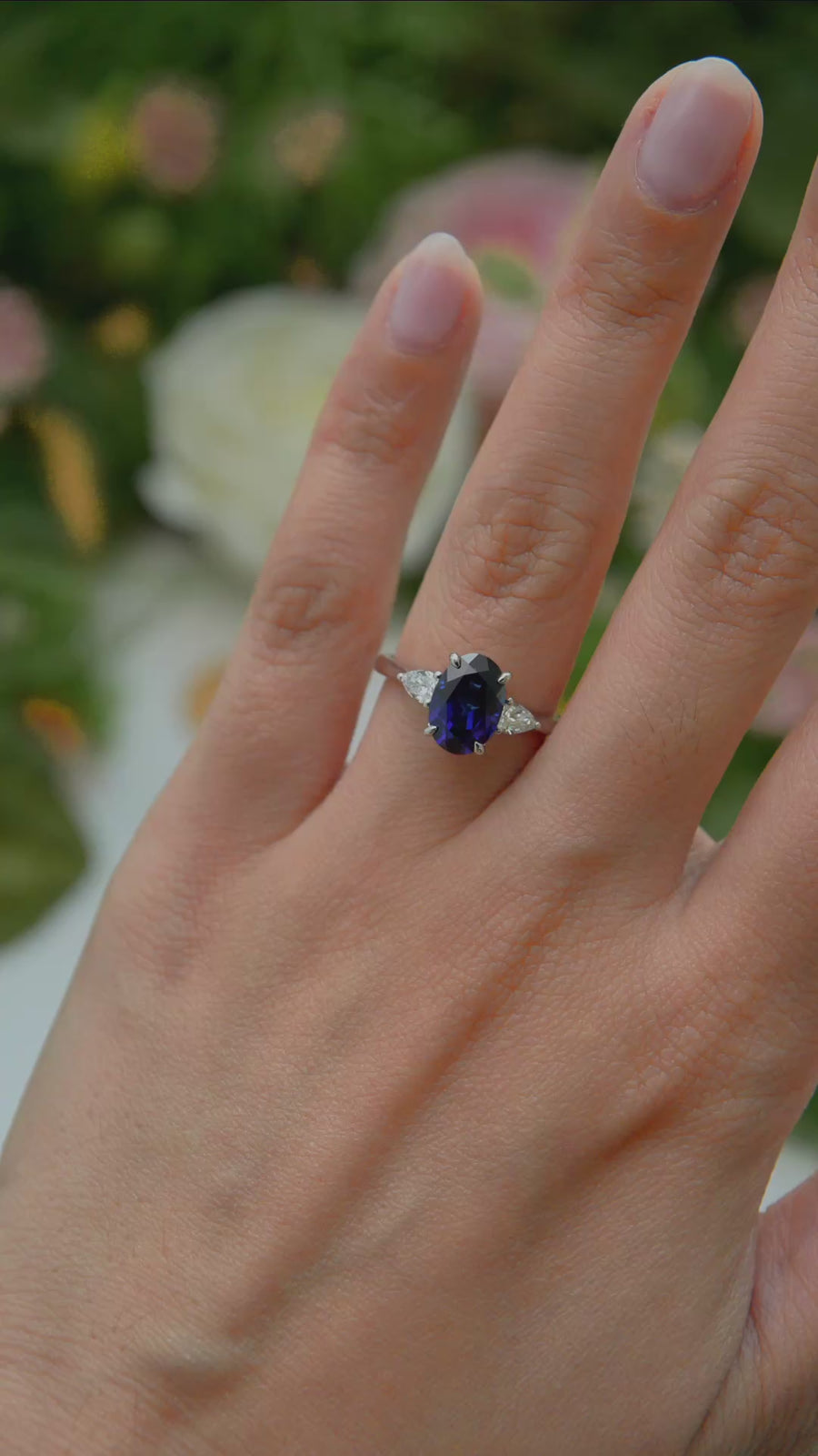 Load and play video in Gallery viewer, LUCCE SOPHIA™ Luxe Oval AURORA™ Blue Sapphire 1.50ct 14K White Gold
