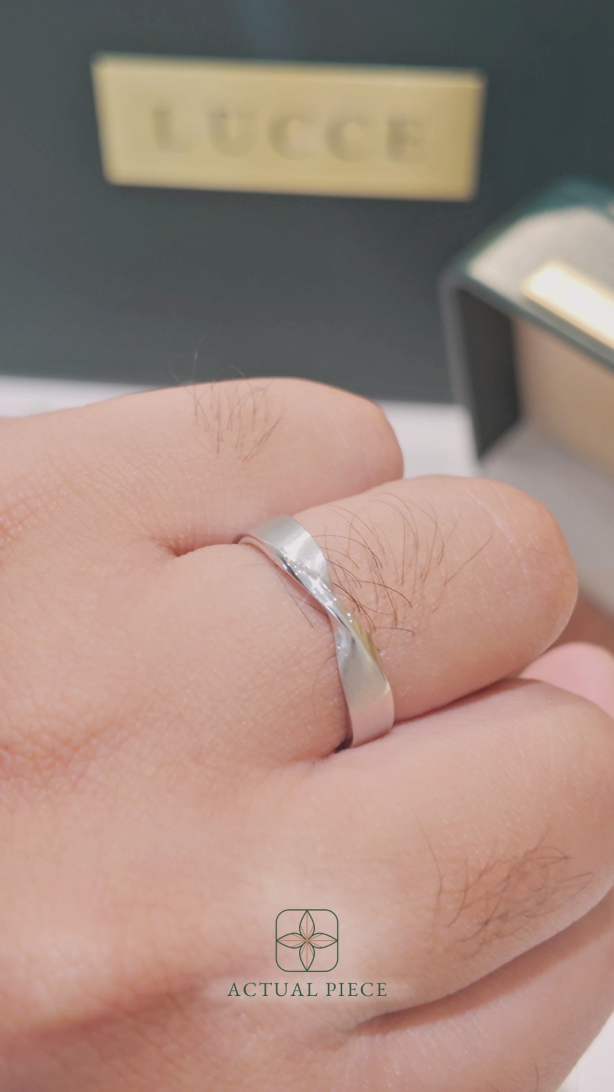 Load and play video in Gallery viewer, LUCCE ESSO™ Brushed 4mm 14K White Gold
