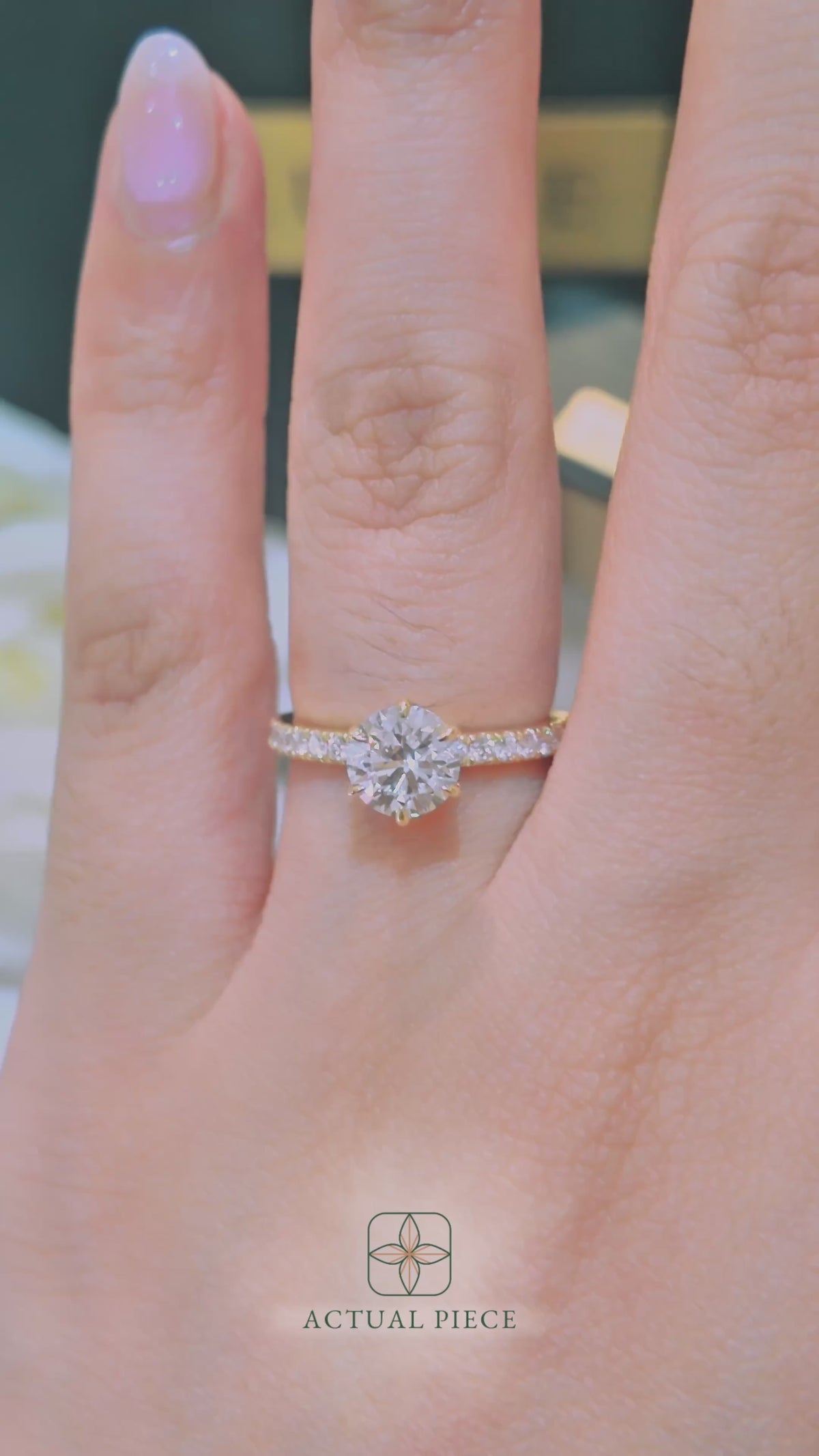 Load and play video in Gallery viewer, LUCCE LUCIA™ Pavé 6-Prong Round 1.02ct Lab Diamond D VVS2 Id IGI 14K Yellow Gold

