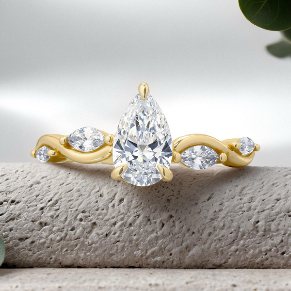 LUCCE CONSTANCE™ Viello Pear Lab Diamond 0.73ct D VVS2 IGI 14K Yellow Gold